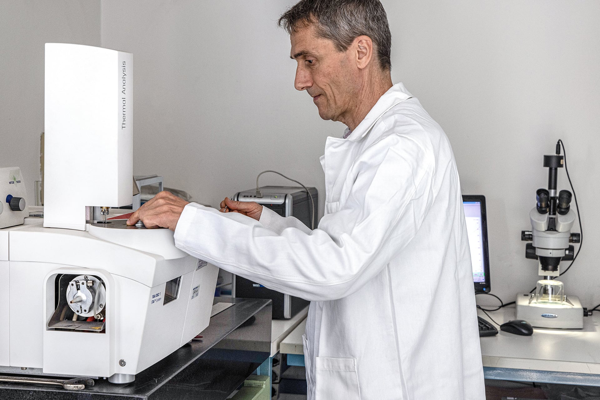 
<h4><strong>Differential Scanning Calorimetry DSC<br /></strong>(Differential Scanning Calorimetry)<strong><br /></strong></h4>
<ul>
<li>Identification of polymeric matrices;</li>
<li>Heat of fusion;</li>
<li>Crystallinity;</li>
<li>Melting temperature.</li>
</ul>
<h4><strong>Thermogravimetric Analysis TGA<br />(Thermogravimetric Analysis)</strong></h4>
<ul>
<li>Determination of composition;</li>
<li>Evaluation of thermal degradation;</li>
<li>Evaluation of thermal history;</li>
<li>Evaluation of thermal stability in different chemical environments.</li>
</ul>